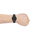 Armani Exchange zwart horloge gedragen om een pols.
