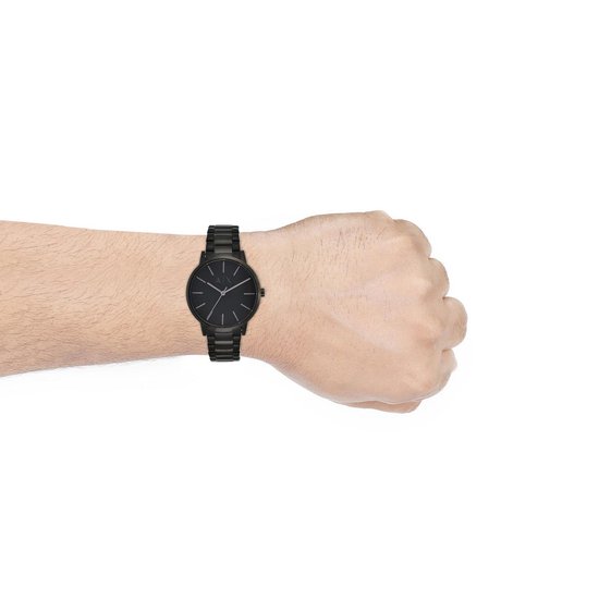 Armani Exchange zwart horloge gedragen om een pols.