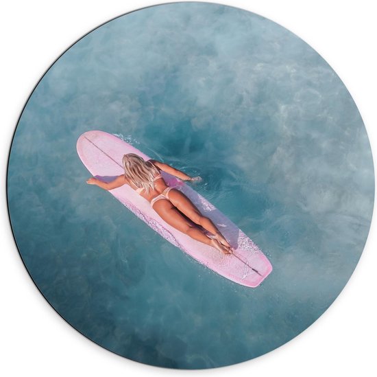 Dibond Wandcirkel - Roze Surfbord met Surfster - 70x70cm Foto op Aluminium Wandcirkel (met ophangsysteem)