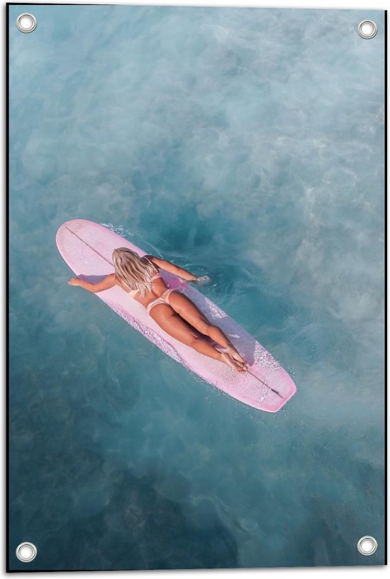 Tuinposter – Roze Surfbord met Surfster - 40x60cm Foto op Tuinposter  (wanddecoratie voor buiten en binnen)
