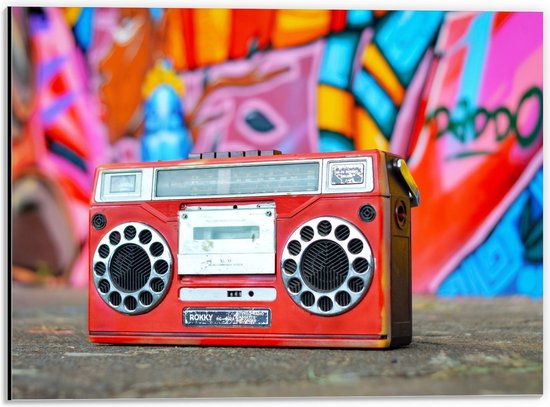 Dibond - Rode Radio voor Graffiti Muur - 40x30cm Foto op Aluminium (Met Ophangsysteem)