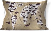 Sierkussens - Kussen - Wereldkaart met bruine achtergrond en illustraties van dieren en namen van continenten en oceanen - 60x40 cm - Kussen van katoen