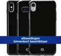Trois coques de téléphone noires et brillantes alignées. Images bientôt disponibles.