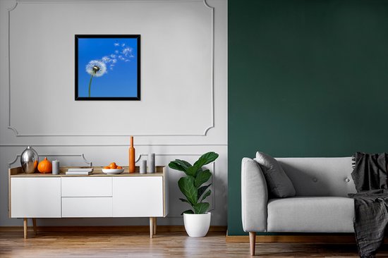 Photo encadrée - Graines de pissenlit soufflent dans le ciel bleu cadre photo noir 60x80 cm - Affiche encadrée (Décoration murale salon / chambre)
