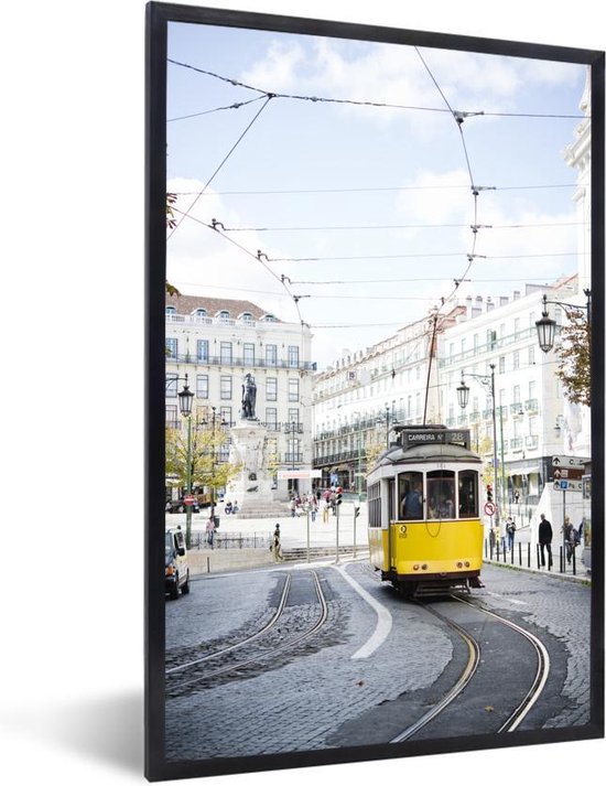 Fotolijst incl. Poster - Een gele tram met een kabelbaan rijdt door Lissabon - Posterlijst