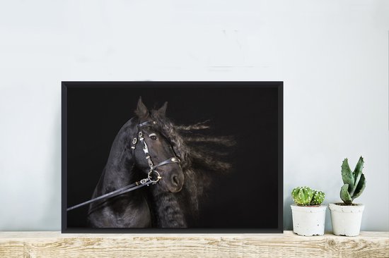 Photo encadrée - Portrait d'un cheval à la longue crinière sur fond noir Cadre photo noir sans passe-partout 60x40 cm - Affiche encadrée (Décoration murale salon / chambre)