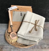 Leuke 5-delige set keukentextiel in naturel, met 1 theedoek, 1 gebreide handdoek, afwasborstel met leuke tekst en short in rieten mandje. KADO TIP!