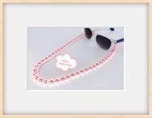 Last trend in fashion accessoires brillenkoord word vervangen door modieus Baby rosé kleur grote schakels ketting.