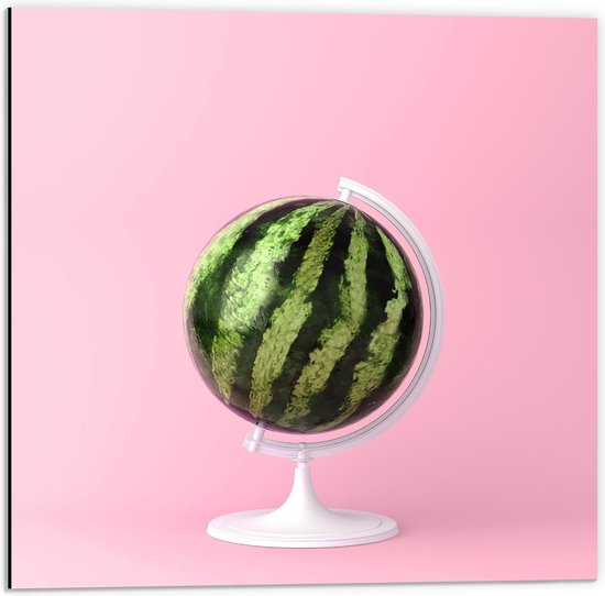 Dibond - Watermeloen op Wereldbolstandaard - 50x50cm Foto op Aluminium (Met Ophangsysteem)