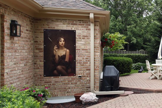 Femme fume une cigarette pendant les années folles 80x120 cm