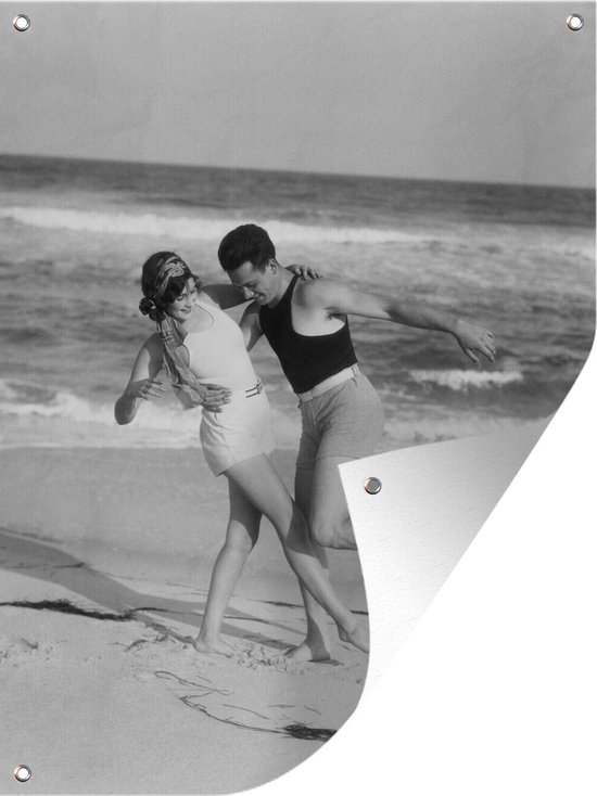 Tuin decoratie Een koppel op het strand tijdens de Roaring Twenties in zwart-wit - 30x40 cm - Tuindoek - Buitenposter