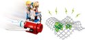 Twee LEGO-minifiguren op een rood met wit jetpack vliegen naar een gevangen groene krokodil in een net.