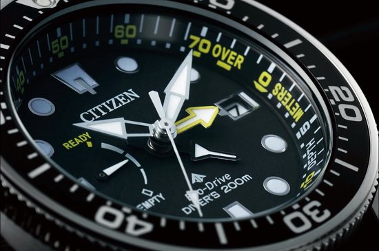 Close-up van de wijzerplaat van een zwart Citizen Promaster duikhorloge.