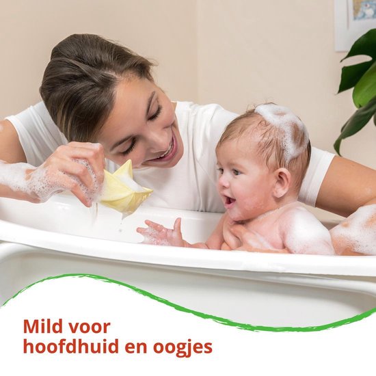 Een moeder en baby in bad. De moeder houdt een speelgoedje vast. Tekst: Mild voor hoofdhuid en oogjes.