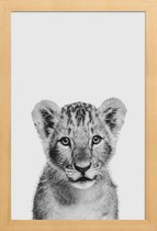 JUNIQE - Poster in houten lijst Lion Cub II Classic -20x30 /Wit &