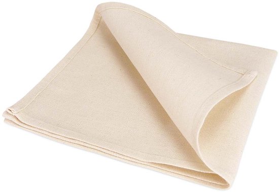 Gevouwen beige linnen servet op een witte achtergrond.