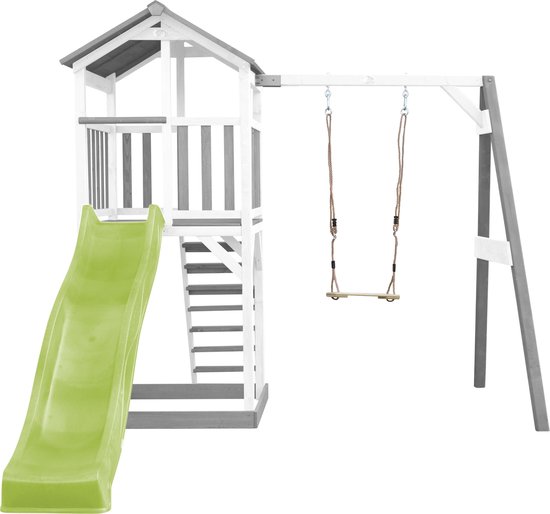 Houten speeltoren met schommel, witte en grijze kleuren, groene glijbaan.
