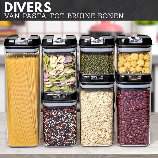 Set van 7 doorzichtige voorraadpotten met zwarte deksels, gevuld met spaghetti, gekleurde pasta, mungbonen, popcorn, rijstmix, havermout en rode bonen.