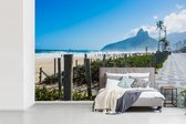 Behang - Fotobehang Zicht op het strand van Ipanema in Zuid-Amerika tijdens een zonnige dag - Breedte 450 cm x hoogte 300 cm