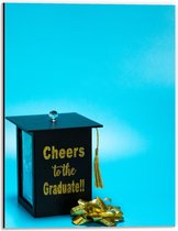 Dibond - 'Cheers to the Graduate!!' Doosje - 30x40cm Foto op Aluminium (Met Ophangsysteem)