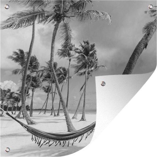Tuinposters Hangmat op strand van Dominicaanse Republiek zwart-wit - 50x50 cm - Tuindoek - Buitenposter