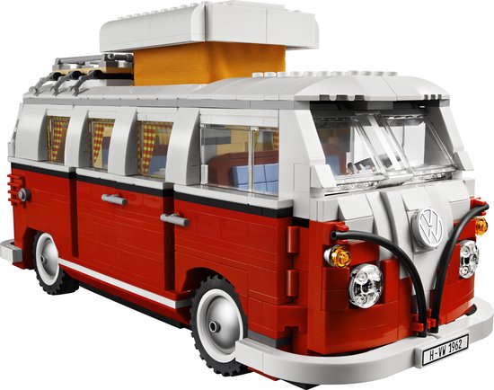 LEGO Volkswagen T1 camperbus in rood en wit, met gele gordijnen en een oranje hefdak.