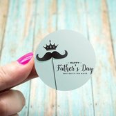 Sluitsticker Groot - Sluitzegel – Happy Fathersday – Best Dad In The World | Blauw / Groen - Zwart | Snor - Kroon | Vaderdag – Vader - Papa | Verrassen – Surprise | Bedank kaart | Bedankje | Envelop sticker | Cadeau – Cadeauzakje | Chique inpakken