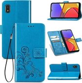 Voor Samsung Galaxy A21 (JP-versie) Vierbladige sluiting Reliëfgesp Mobiele telefoonbescherming Leren tas met sleutelkoord & kaartsleuf & portemonnee & beugelfunctie (blauw)