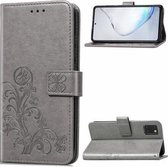 Voor Galaxy Note 10 Lite / A81 vierbladige sluiting reliëf gesp mobiele telefoon bescherming lederen tas met lanyard & kaartsleuf & portemonnee & beugel functie (grijs)