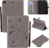 Voor iPad mini 5/4/3/2/1 Cat Bee Embossing Pattern Horizontale Flip lederen tas met houder & kaartsleuven & portemonnee & Pennensleuf & Wake-up / Sleep-functie (grijs)