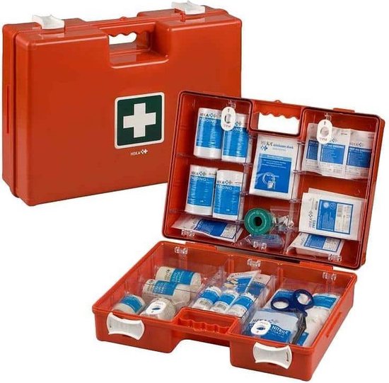 Oranje verbandkoffer van HEKA, geopend en gevuld met verbandmiddelen, tape, schaar en handschoenen.