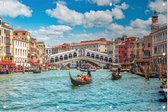 Gondeliers voor de Rialtobrug in zomers Venetië - Foto op Tuinposter - 225 x 150 cm