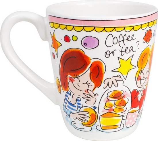 Tasse avec bordure rose et jaune. Ornée de dessins de filles, d'étoiles, de pâtisseries, d'un petit pain et du texte 'Coffee or tea?'.