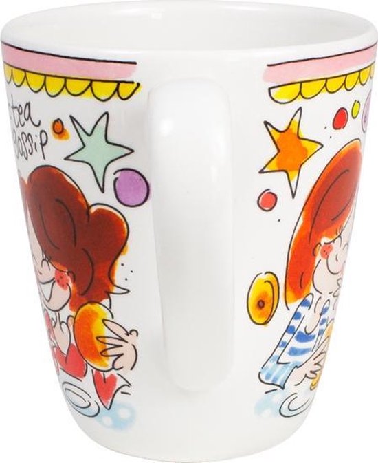 Tasse avec bordure rose et jaune. Ornée de dessins de filles, d'étoiles, de pâtisseries et du texte 'Hot tea, Hot gossip'.