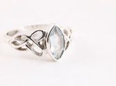 Fijne opengewerkte zilveren ring met blauwe topaas - maat 15.5