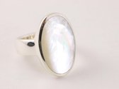Ovale hoogglans zilveren ring met parelmoer - maat 18
