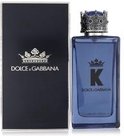 Dolce & Gabbana K Eau de Parfum fles naast een marineblauw doosje.