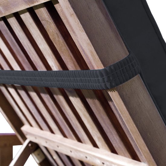 Detail van de antislip onderkant van een antraciet ligbedkussen op een houten ligstoel.