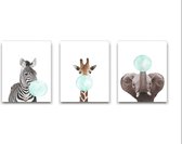 Schilderij  Set 3 Zebra Giraf Olifant met Groene Kauwgom - Kinderkamer - Dieren Schilderij - Babykamer / Kinder Schilderij - Babyshower Cadeau - Muurdecoratie - 40x30cm - FramedCit