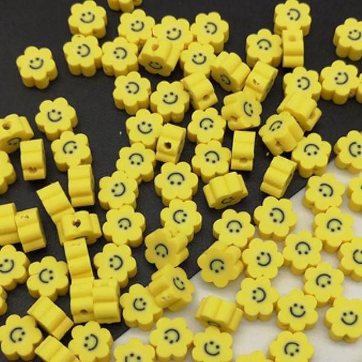 50 stuks Kralen Bloem Smiley Geel - 1 cm - Figuurkralen - Kleikralen - Fimokralen - Kralen Bloem Emoji Geel - Polymeer Kralen — afbeelding 2