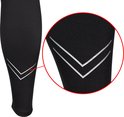 Detail van de reflecterende V-vormige strepen op de onderkant van een zwarte sportbroek.
