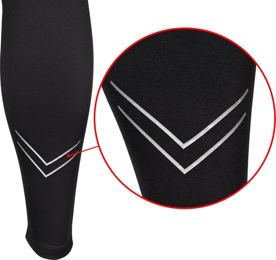 Detail van de reflecterende V-vormige strepen op de onderkant van een zwarte sportbroek.