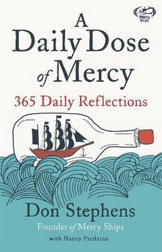 Boek 'A Daily Dose of Mercy' met op de voorkant een schip in een fles op golven. Titel: A Daily Dose of Mercy. 365 Dagelijkse Reflecties.