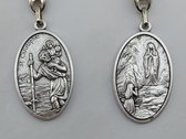 Sleutelhanger Hlg. Christoffel / Hlg. Maria Lourdes Zilverkleurig 2,5 x 4 cm (totale lengte 9 cm) - Autobeschermer