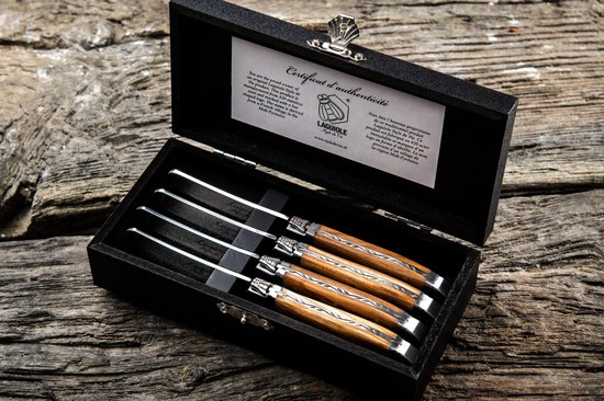 Laguiole botermesjes in luxe olijfhouten kist.