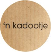 Sluitsticker - Sluitzegel – ’n Kadootje – Kraft naturel – Zwart | Moederdag | Verjaardag – Presentje - Envelop | Chique | Envelop stickers | Cadeau - Gift - Cadeauzakje - Traktatie | Leuk inpakken | Huwelijk - Kraamfeest