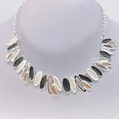 Design collier met verschillende kleur tinten coating aangebracht.