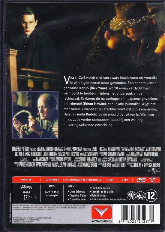 Achterkant DVD 'Snow Falling on Cedars'. Man met hoed in close-up. Mannen gezichten in profiel en close-up. Tekst in het geel en wit. Logo's van Universal Pictures en Indies.