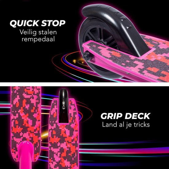Roze stuntstep met camo-print deck. Close-up van het achterwiel en de "Quick Stop" remhendel. Het deck heeft een camouflage grip.