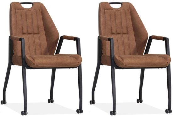 Set van twee bruine stoelen met wielen en zwarte poten.